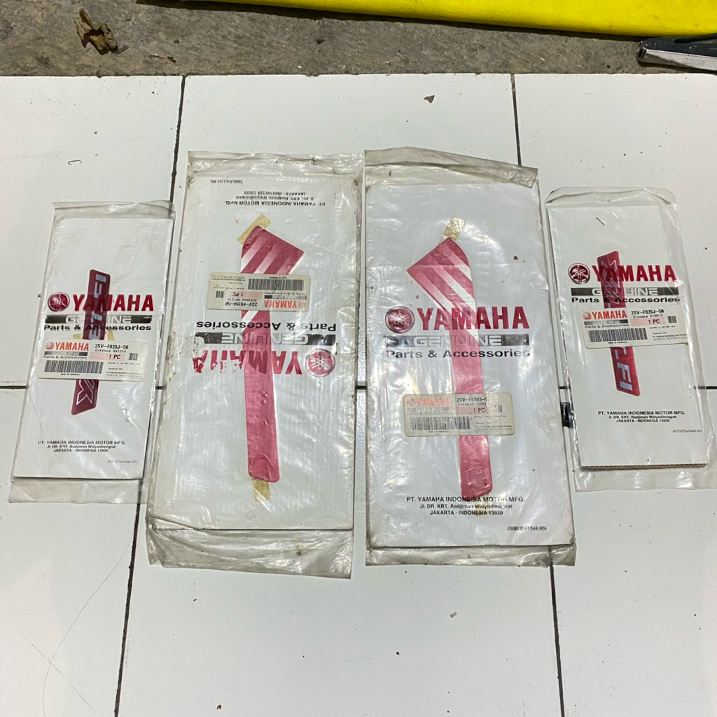 Striping stiker bagian panel body depan Yamaha Xeon GT 125 2014 merah metalik original YGP 2SV-F8393