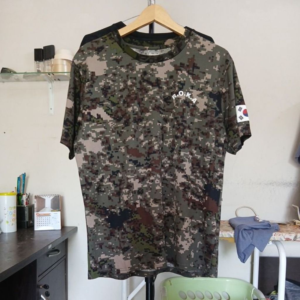 Kaos dry fit warna pekat loreng army korea HESSED second Original size L ld 112cm Pjg 71cm mulus no 