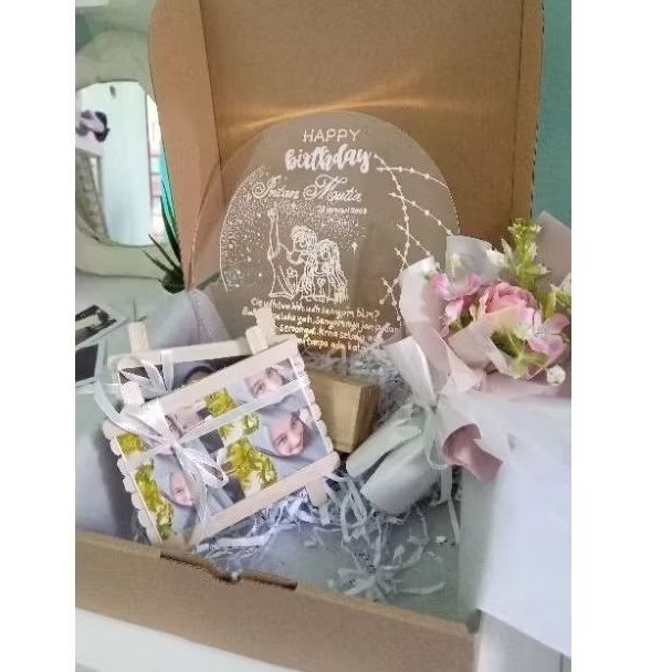 GIFT AKRILIK/ AKRILIK CUSTOM/ GIFTBOX AKRILIK/ GIFT WISUDA/HADIAH ULTAH/HADIAH WEDDING +foto frame +