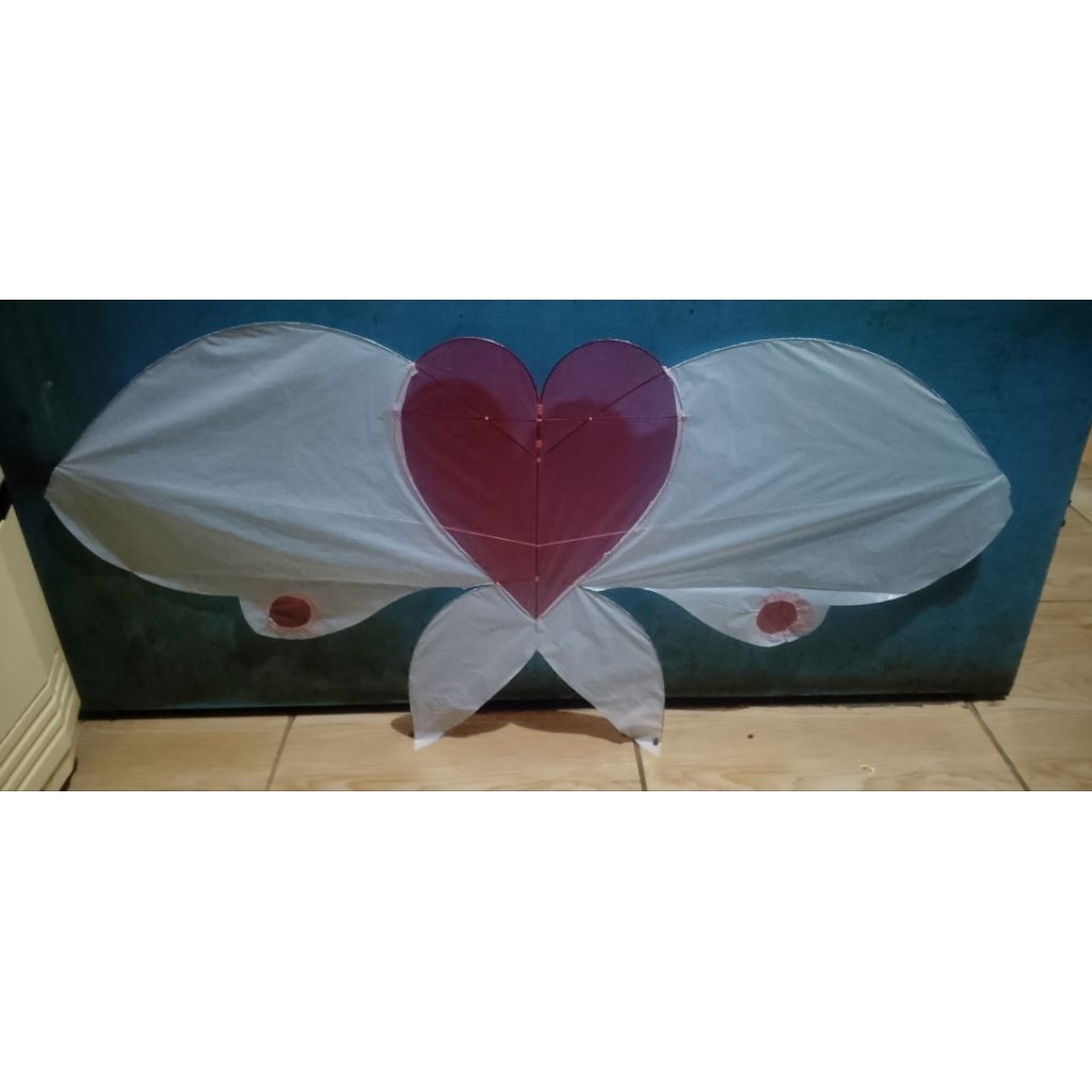 layangan love 40x70/bersayap/kupukupu/bahanfiber