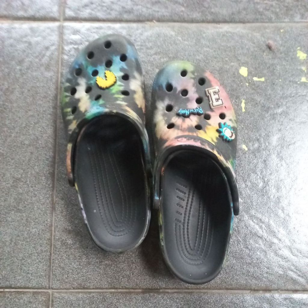 crocs tie dye sz 42-43