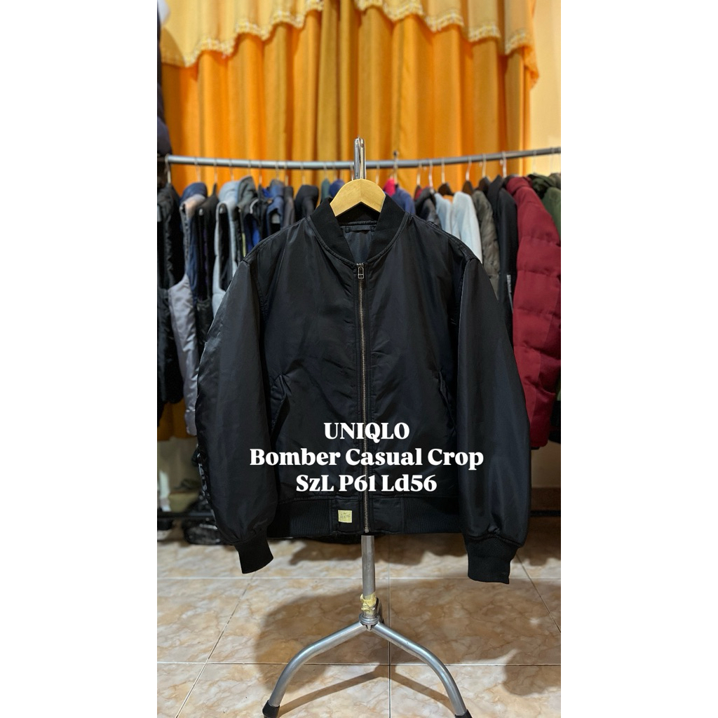 JAKET BOMBER UNIQLO CROP HITAM CASUAL