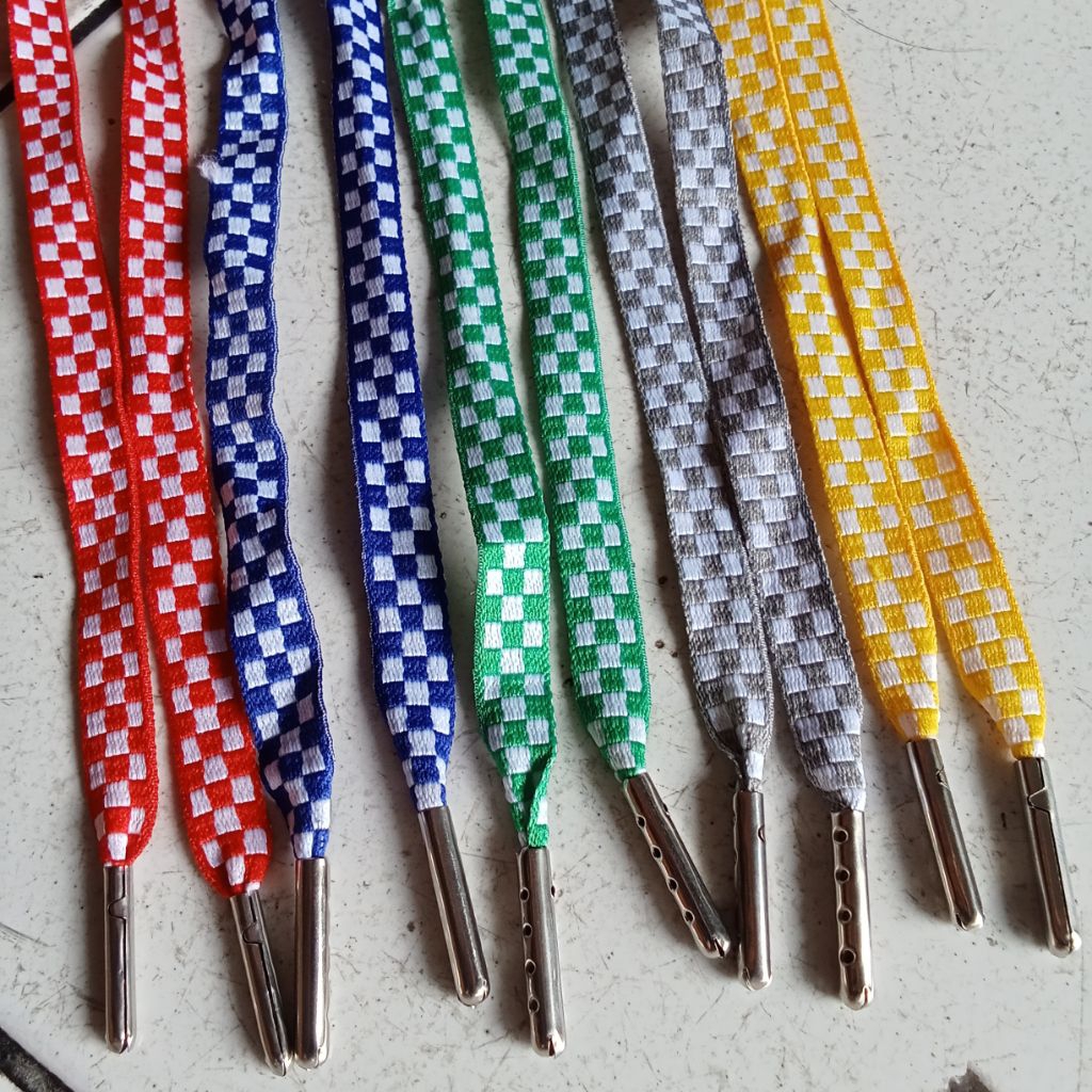 Tali sepatu motif ujung besi.