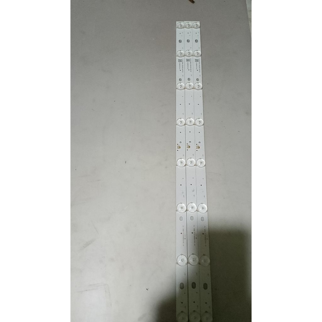 BACKLIGHT POLYTRON 32 INCH lampu normal