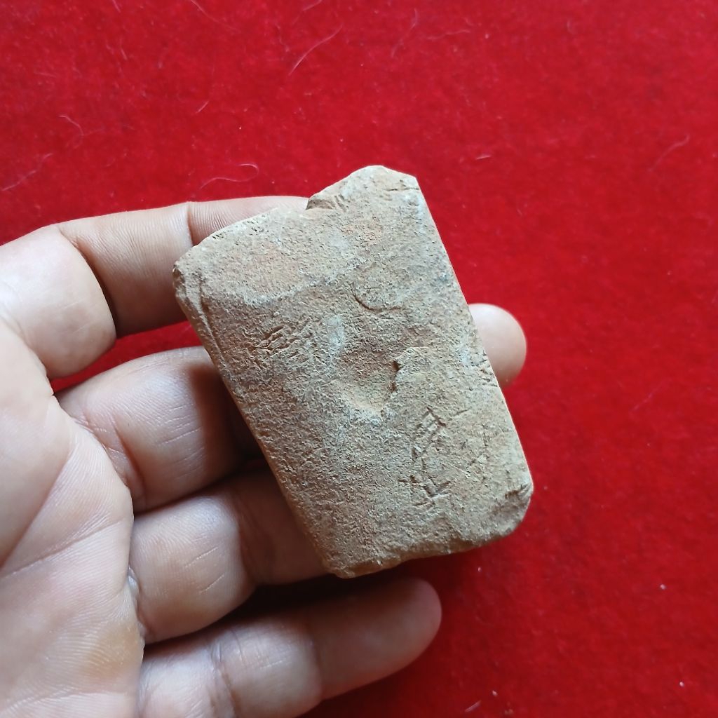 Koleksi Temuan Galian Tanah Kapak Batu Purba