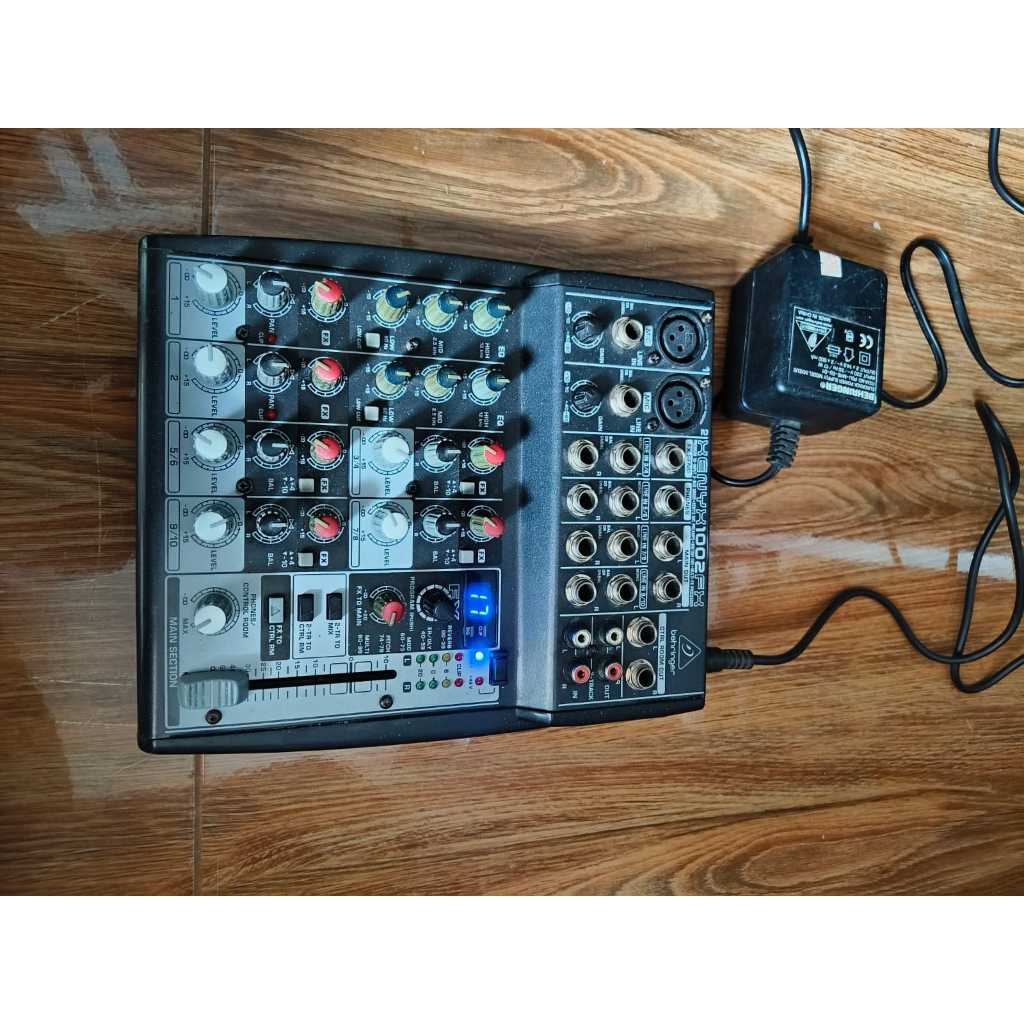 Mixer behringer xenyx 1002fx layar efek biru