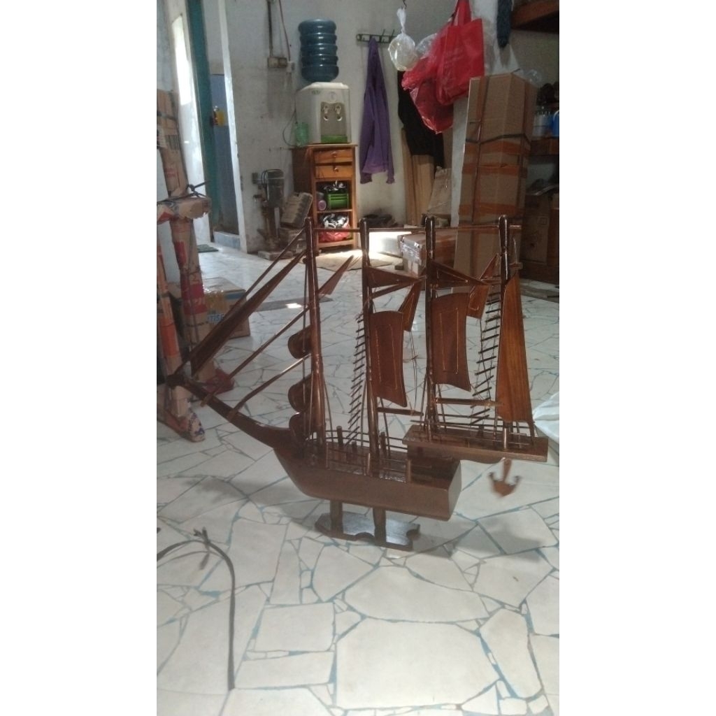 miniatur kapal dari kayu jati