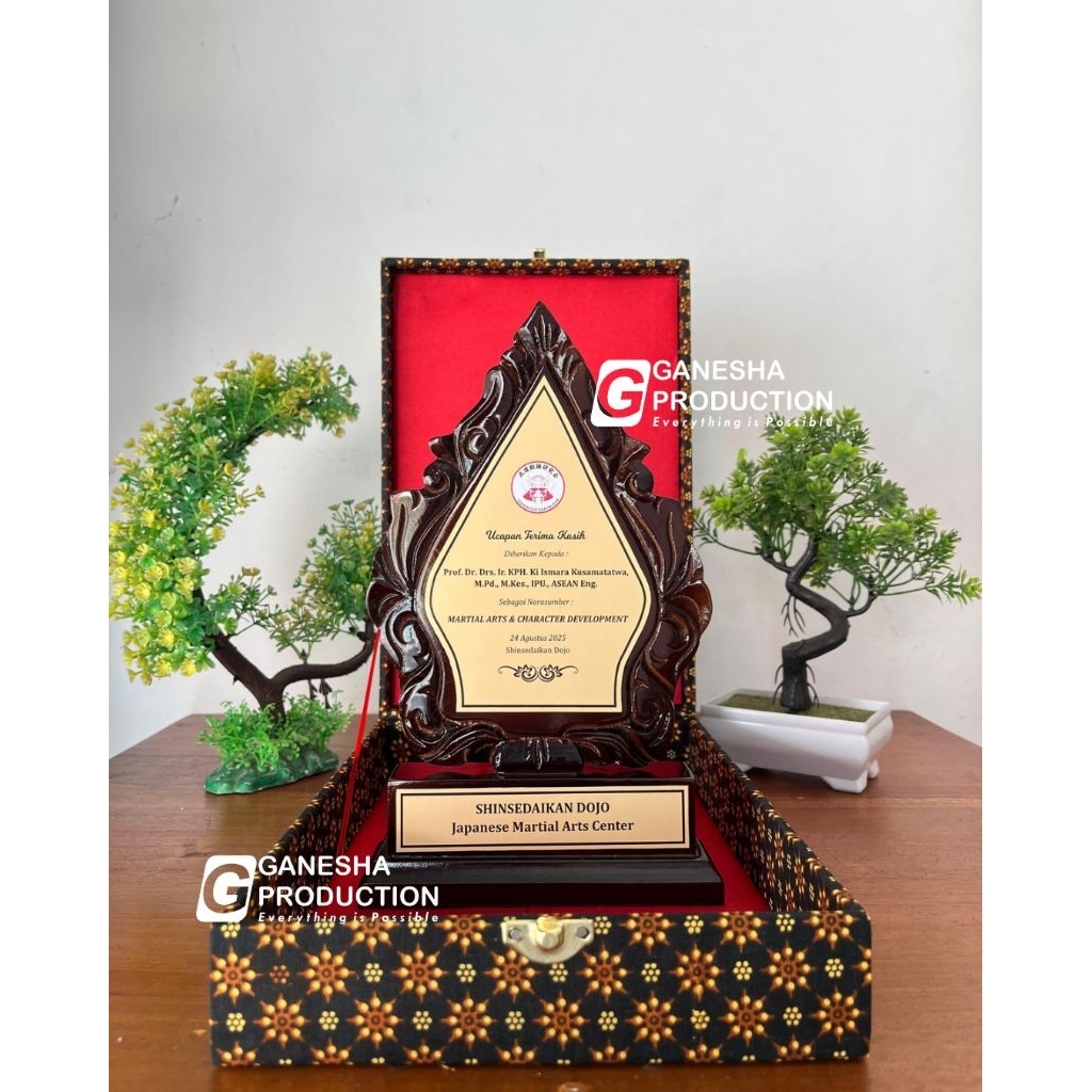 Plakat Gunungan Kayu Ukir 1 Hari Jadi