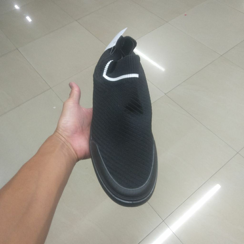 SEPATU SNEAKERS PRIA 880-049 DR KEVIN SHOES