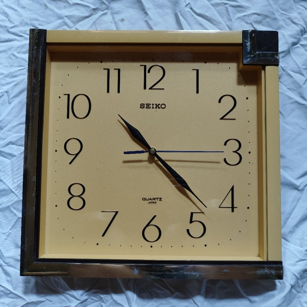 jam dinding seiko quartz mesin quartz bukan seikosha