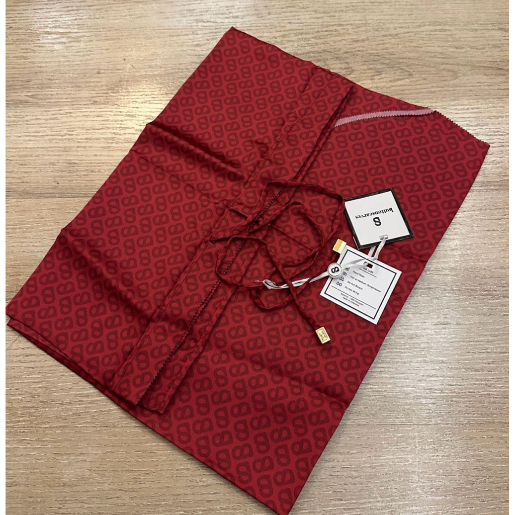 new tapis slip on as is red rare Buttonscarves