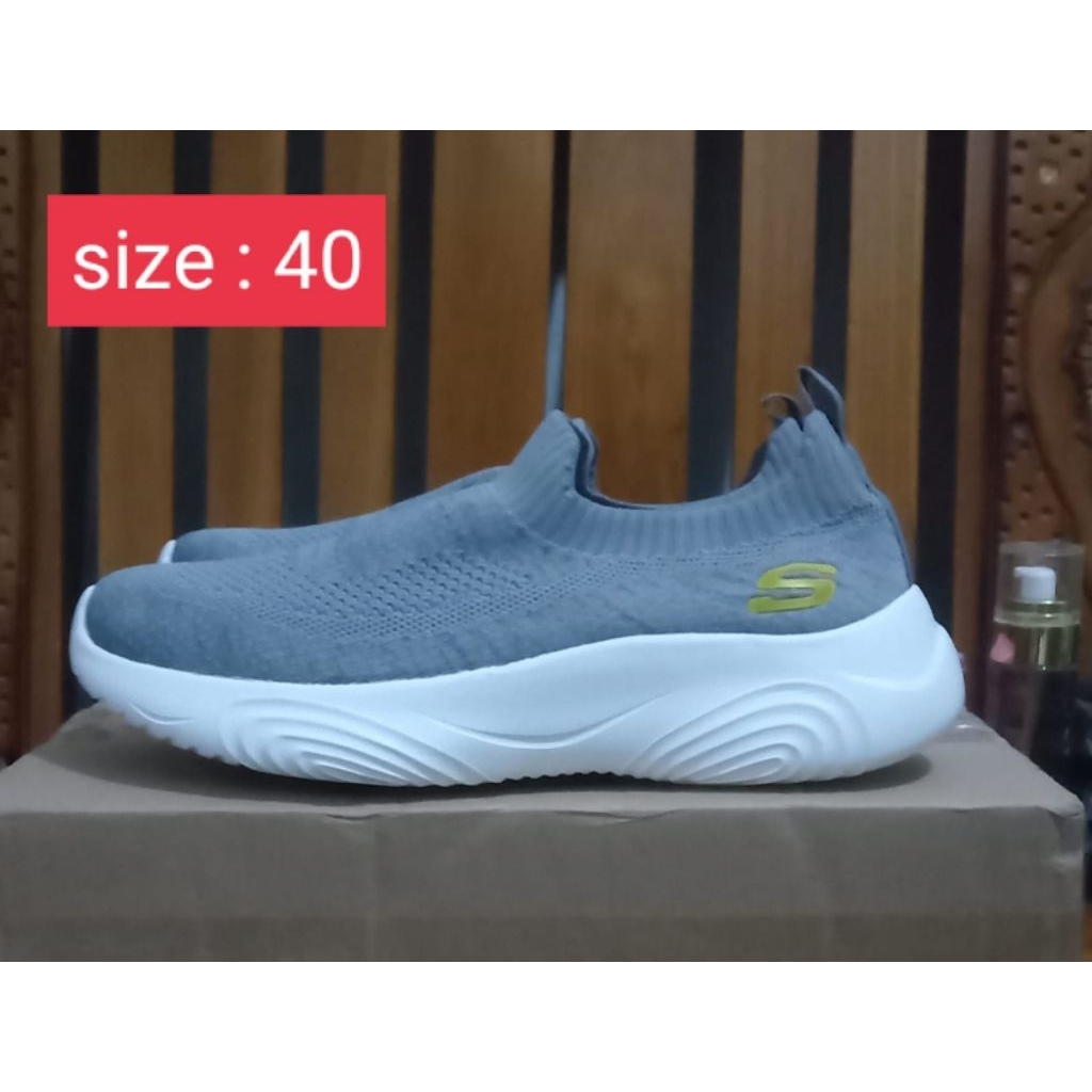 SKECHERS slip on