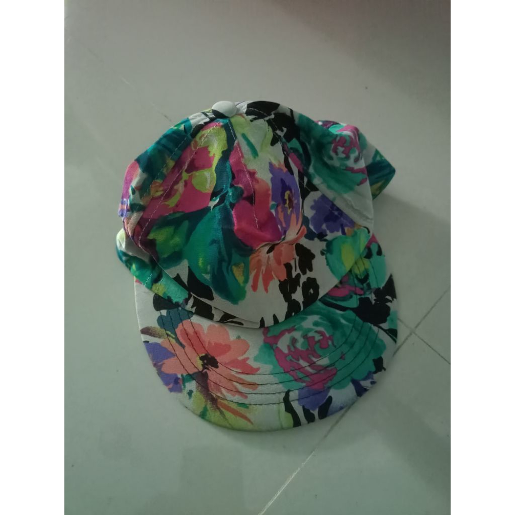 Topi abstrak warna-warni preloved ala band Surf Curse