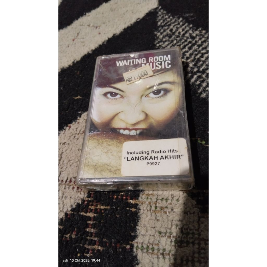 kaset pita waiting room (segel)