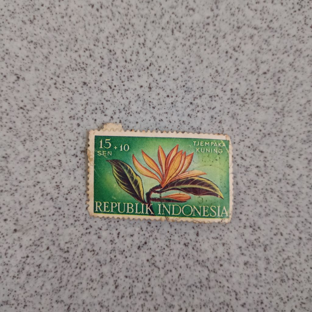 1 biji Perangko Indonesia used seri flora Cempaka Kuning tahun 1957 senilai 15 sen+10