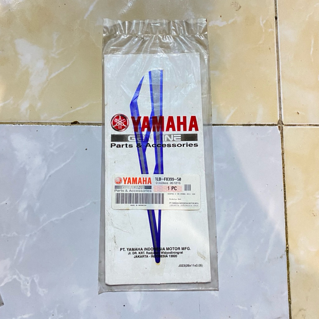 striping stiker body depan kanan Yamaha Xeon RC GP series 2013 biru original YGP 1LB-F8399-50