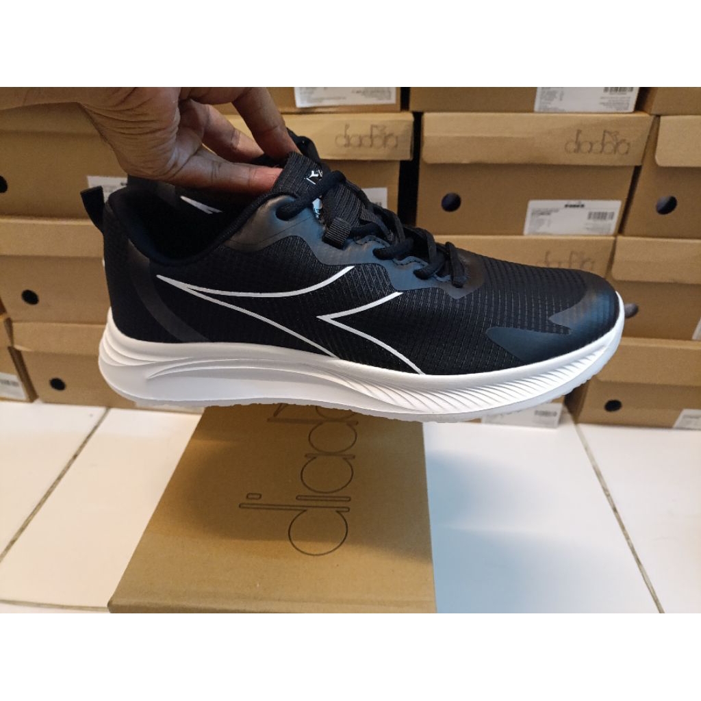 Diadora manside  Running/walking /Snakers black/white