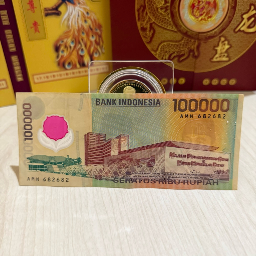 Uang kuno 100000 plastik tahun 1999 seri genap berulang AMN 682682