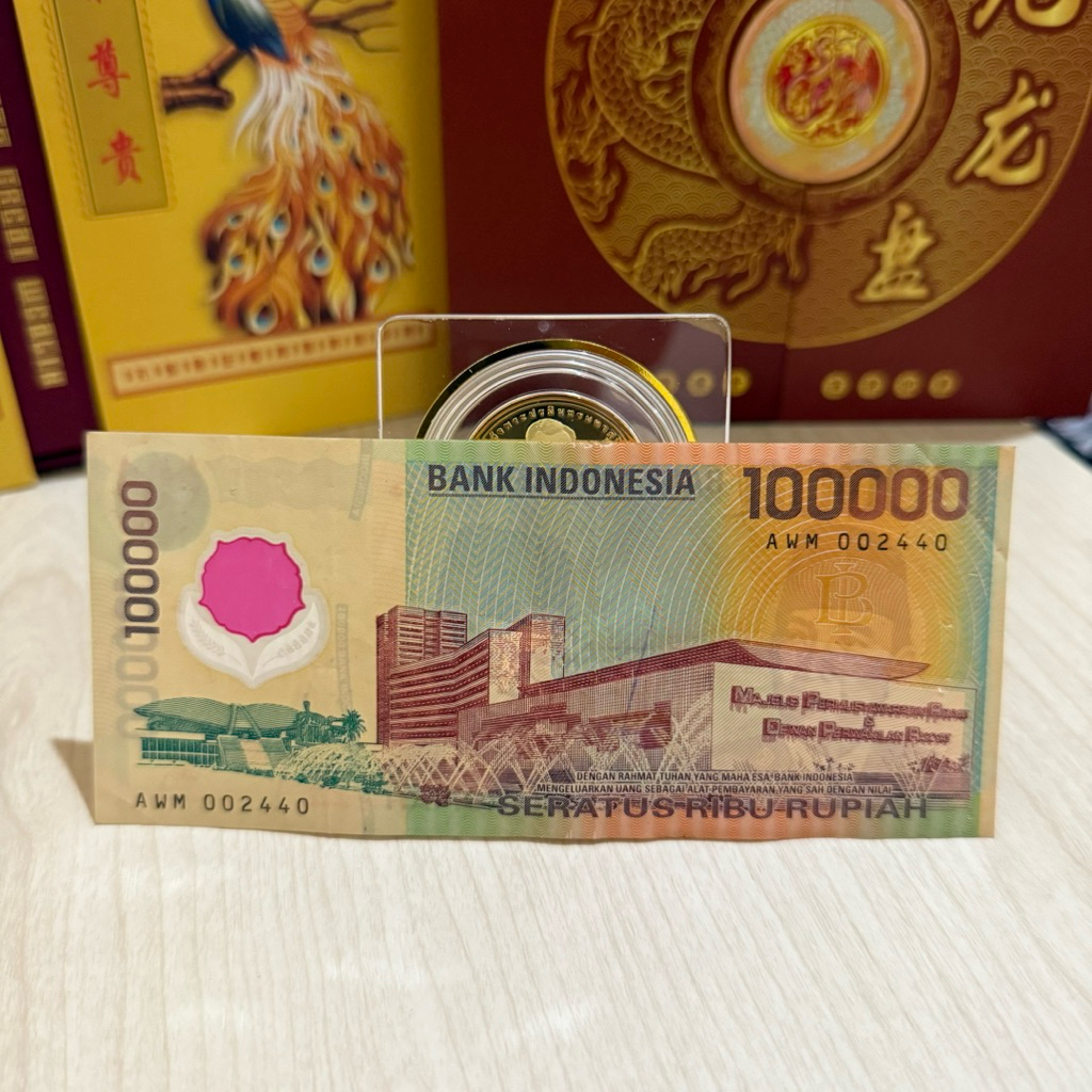 Uang kuno 100000 plastik tahun 1999 seri genap AWM 002440