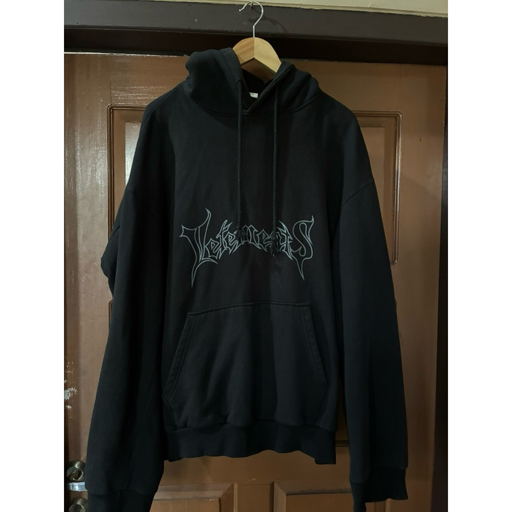 Vetements Metal Logo Hoodie Hitam