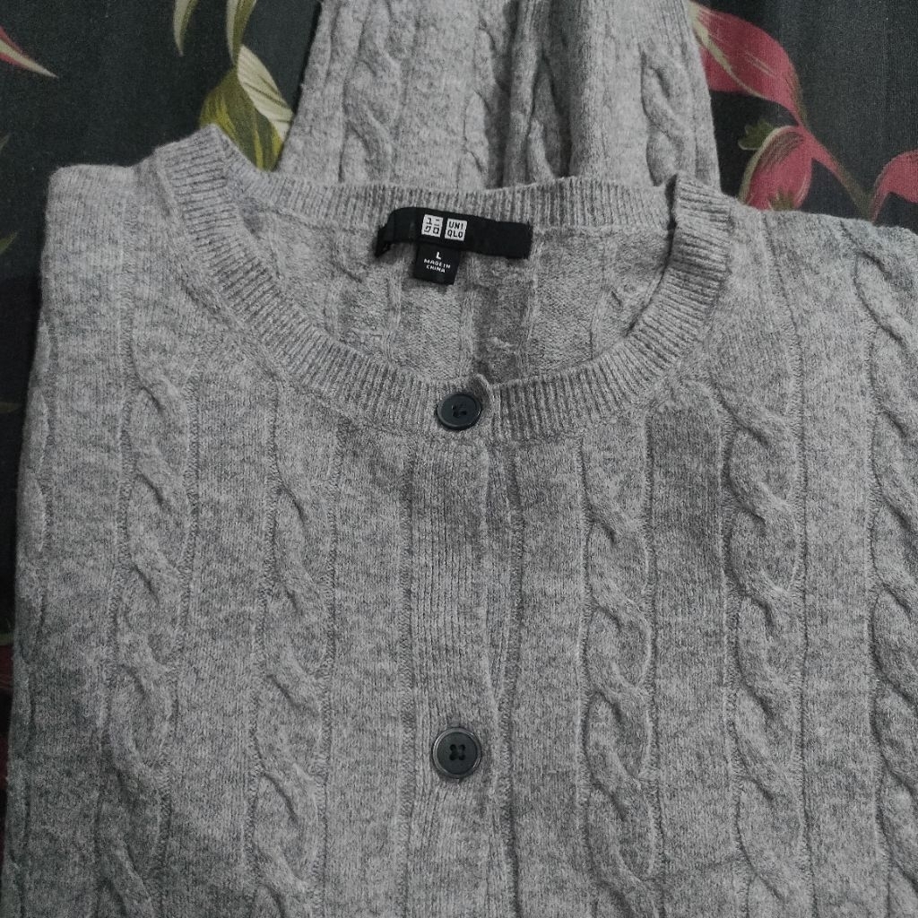 Cardigan Uniqlo Kepang Abu L
