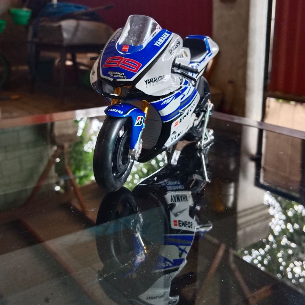 Diecast MotoGP 2012 Maisto 1:10 Jorge Lorenzo 99 Reguler Livery Yamaha Factory Fiat Team YZR M1