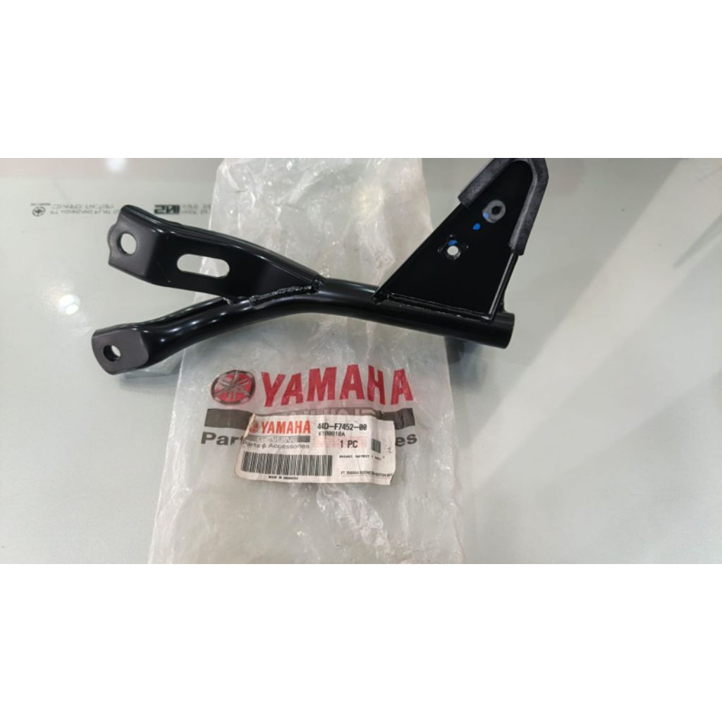 BRACKET FOOTSTEP BELAKANG KIRI KANAN XEON KARBU ORIGINAL YAMAHA 44D-F7452-00
