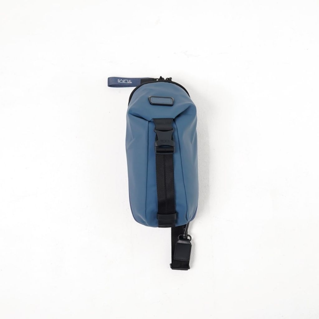 TU MI Rea*ves Black Sling Bag in Blue