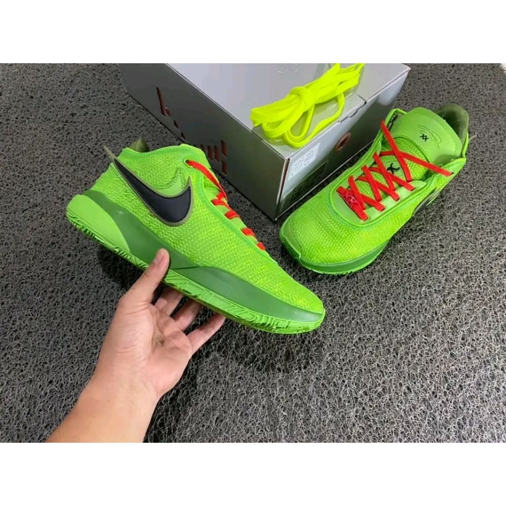Lebron 20 Grinch