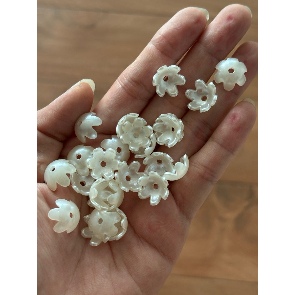 manik CANGKANG BUNGA KECIL 14mm lubang 2,5 mm mutiara pearl broken white kelopak kecil bros