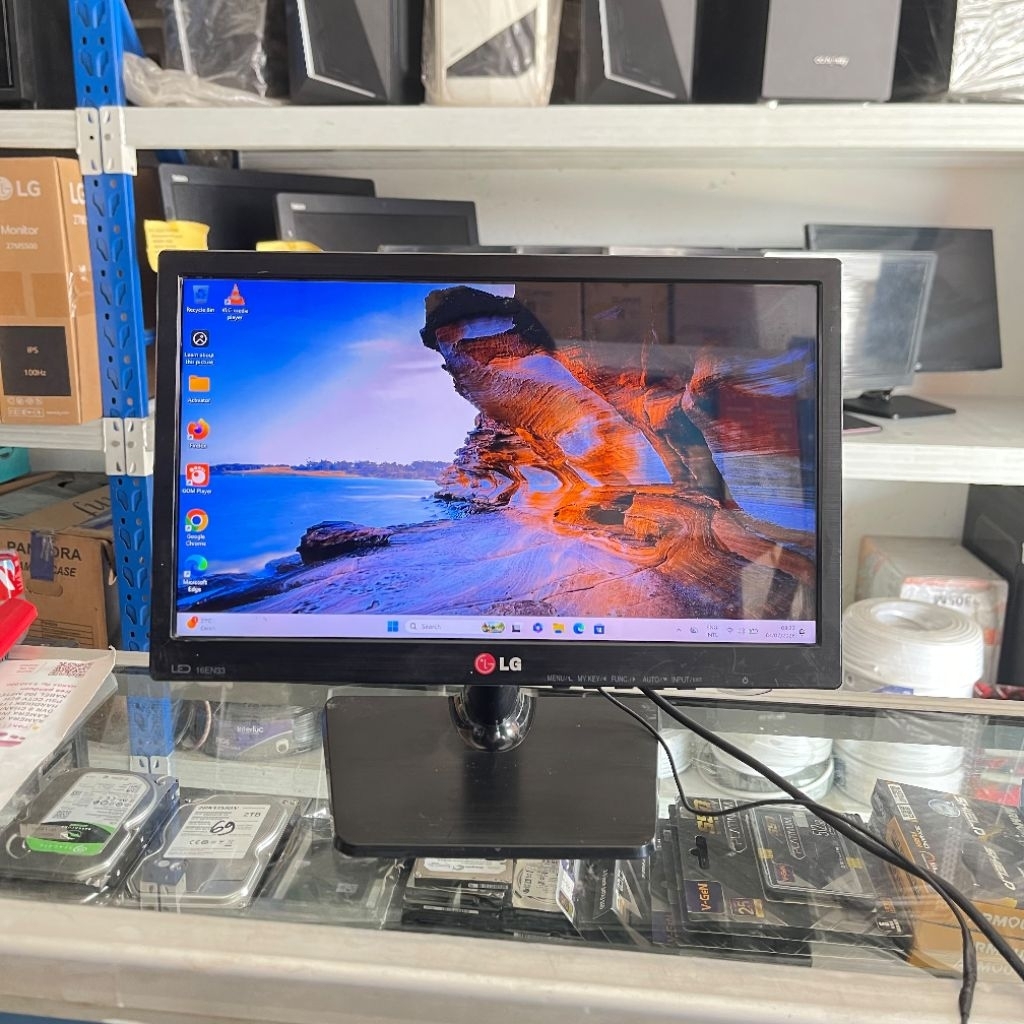 Monitor LG 16Inch layar LED Second