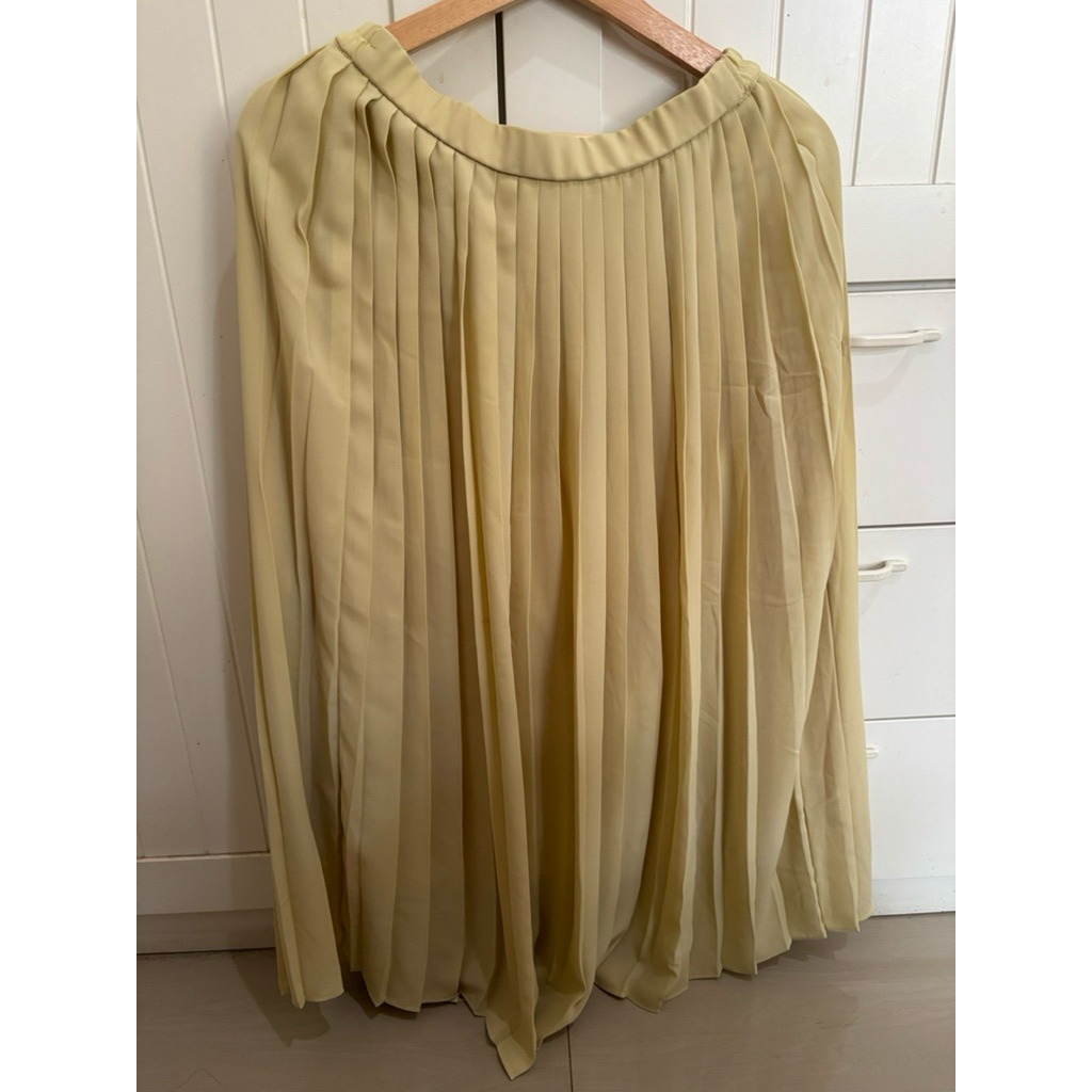 preloved Uniqlo Pleats Skirt Rok Plisket Midi