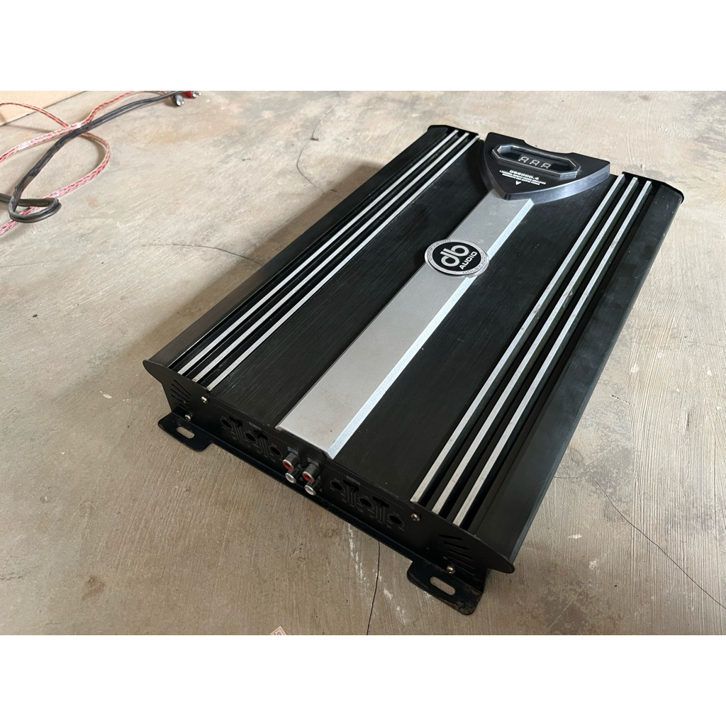 Power Amplifier Mobil dB Audio DB8000.4  berjenis 4-channel