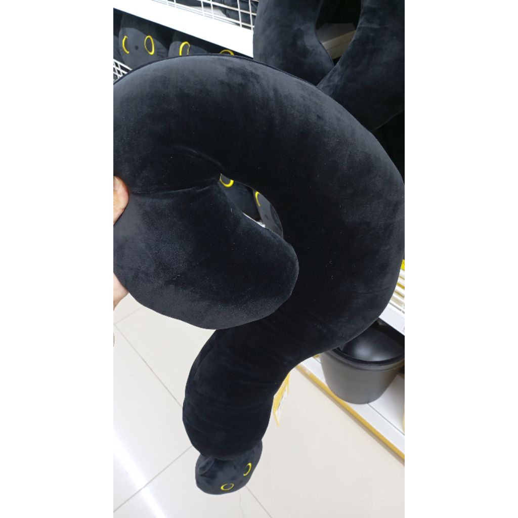 bantal kucing hitam simbol tanda tanya MR DIY