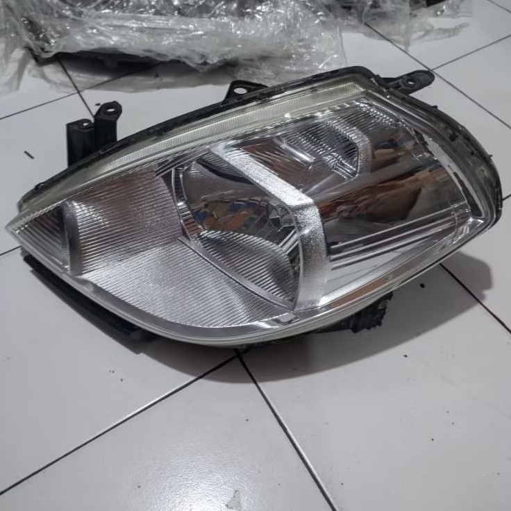 Headlamp Lampu Depan nissan Latio Original