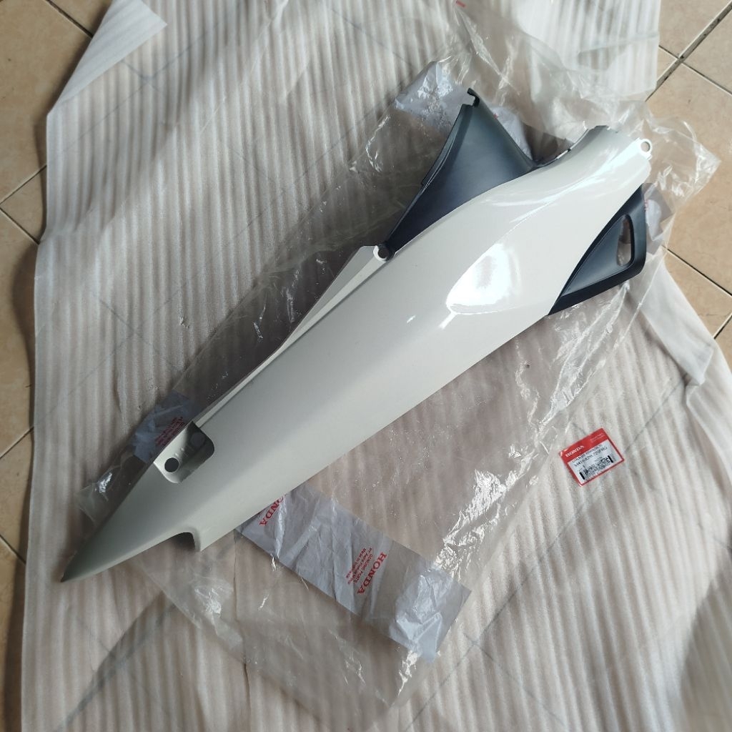 Cover Body Bodi Belakang Kanan Karisma Putih Original AHM 64410-KPH-720FMG