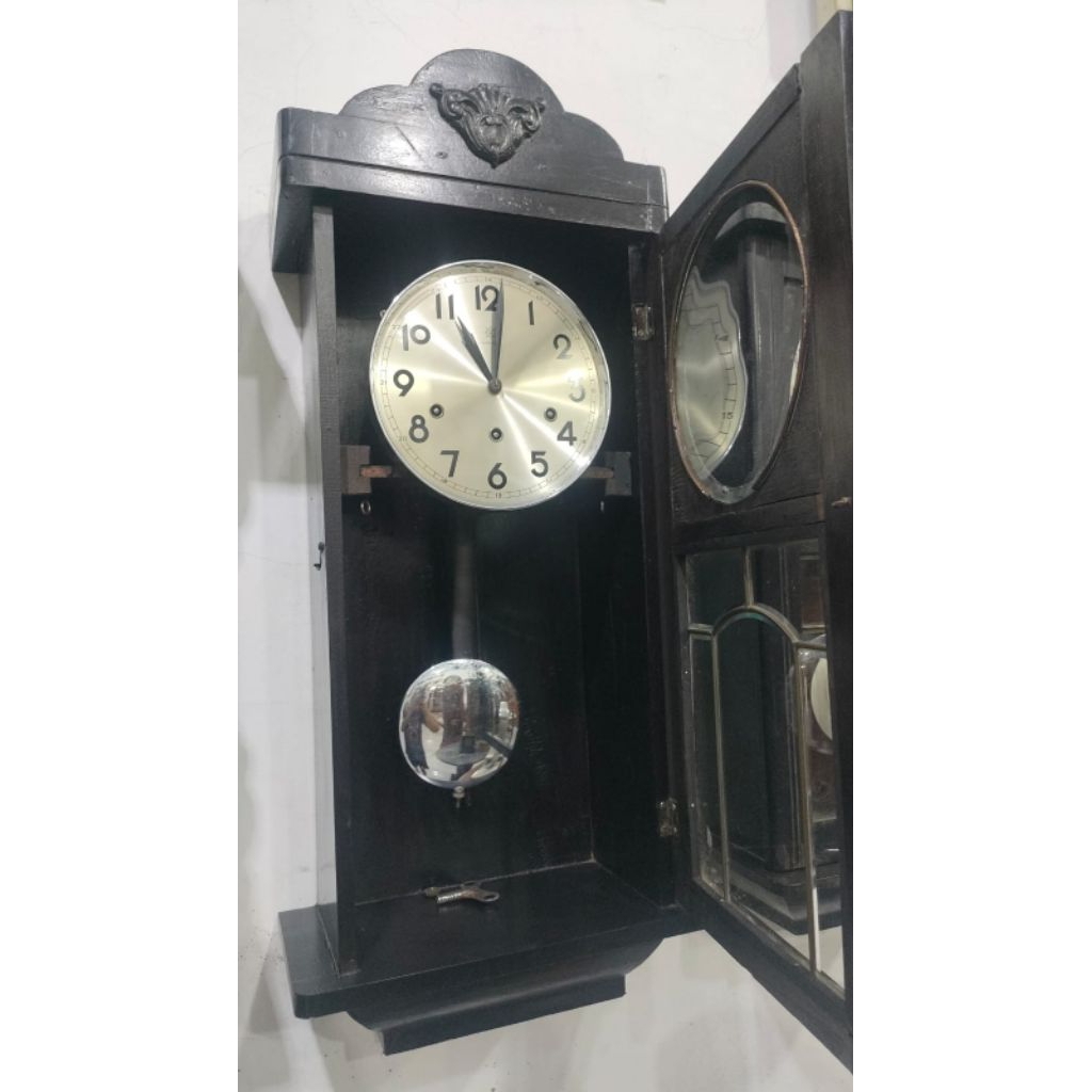 Jam dinding Junghans perempatan