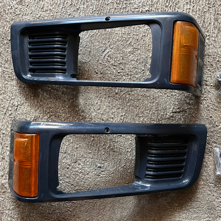 Light Chase Grill Cover Lampu Depan Set Daihatsu Zebra 1.3 (S-89) Merk Emgi (ADA MINUS)