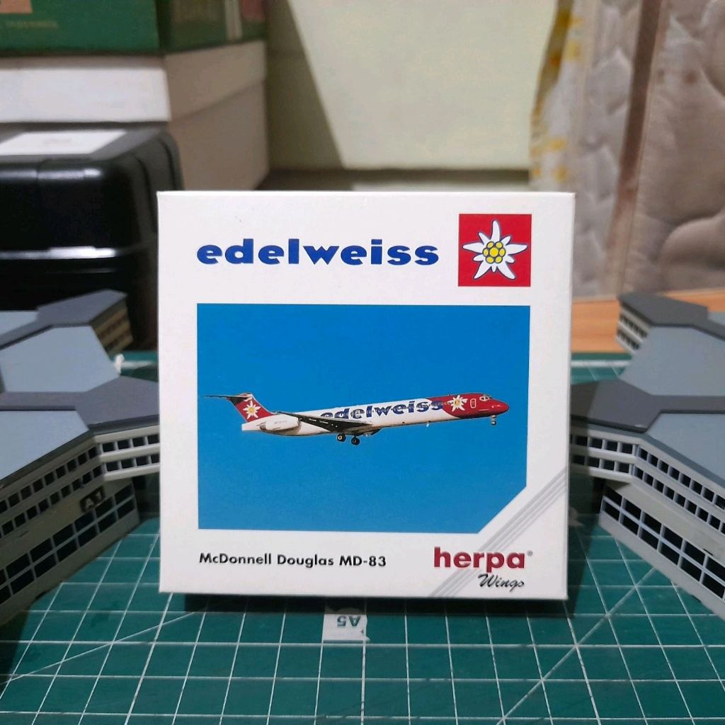Herpa Wings skala 1:500 - MD 83 Edelweiss (HWP28)