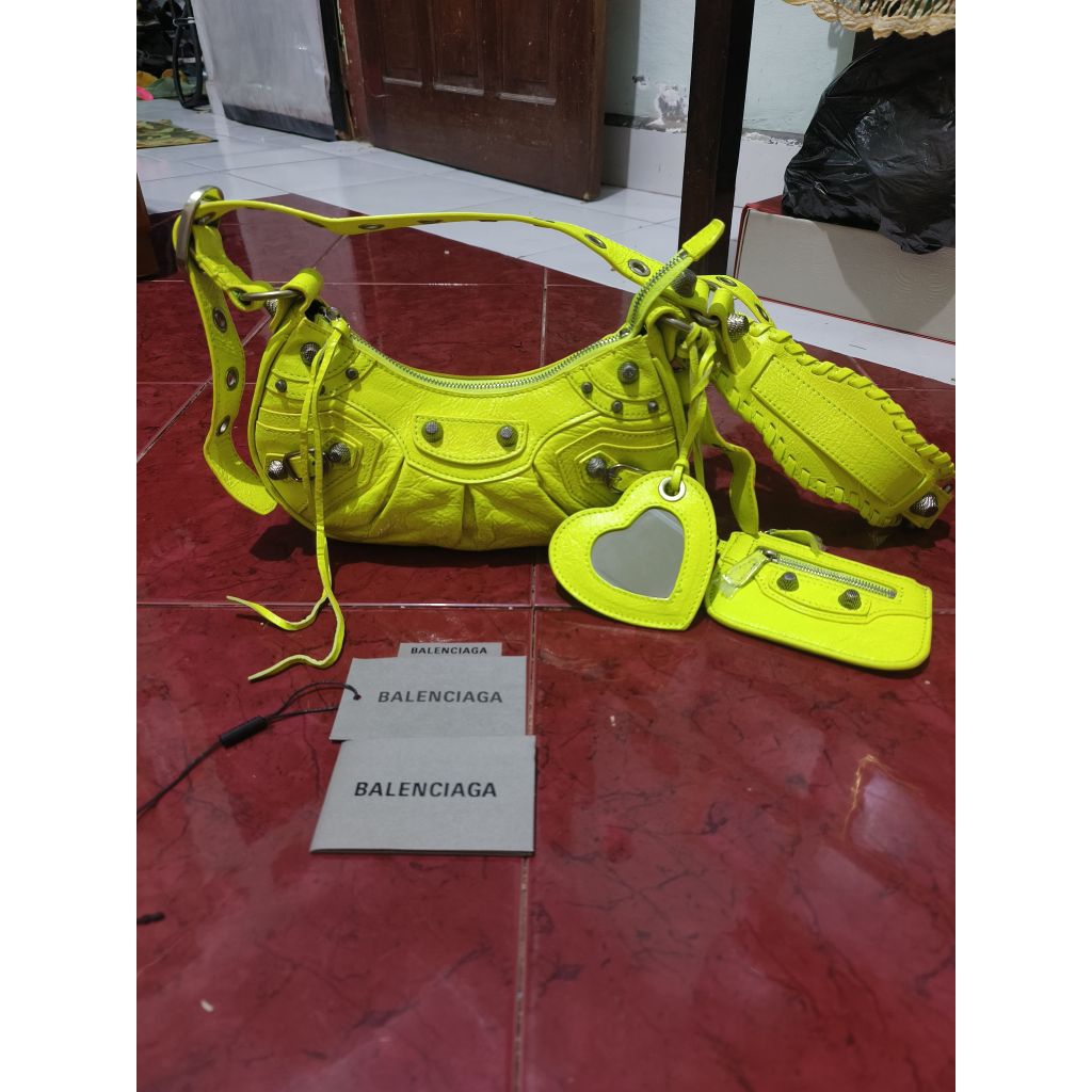 Tas Wanita Sling Bag Balen LeCagole Neon Green Size XS Kondisi Second Pemakaian