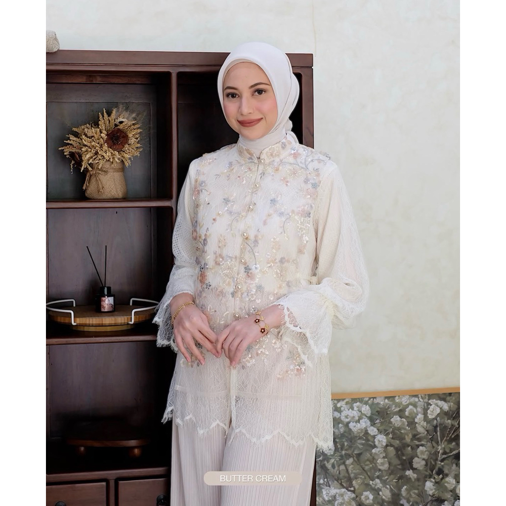 Naura blouse sarah the label
