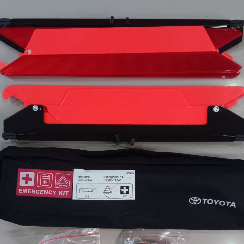 Emergency Kit Segitiga Pengaman Toyota Original Asli