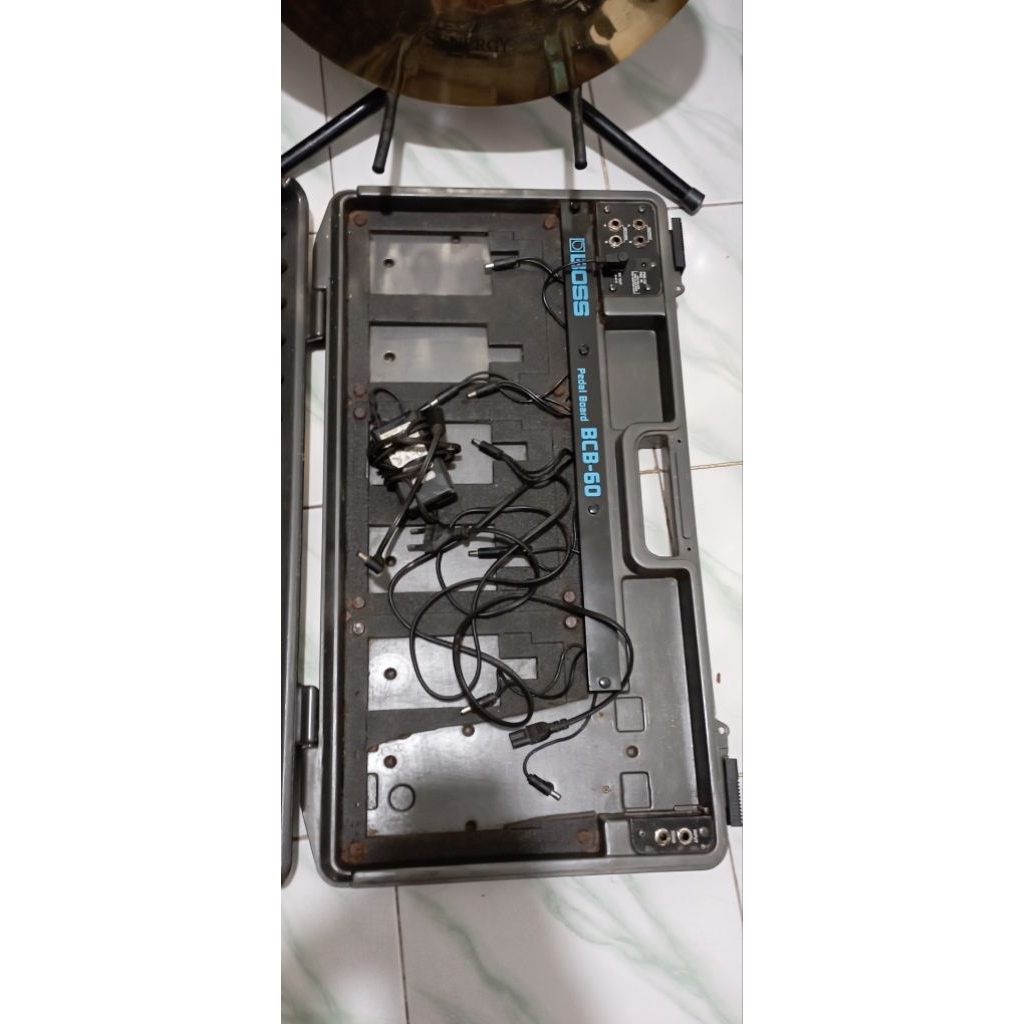 Hardcase Efek Stompbox, BOSS BCB-60 plus Adaptor dan kabel daisy chain