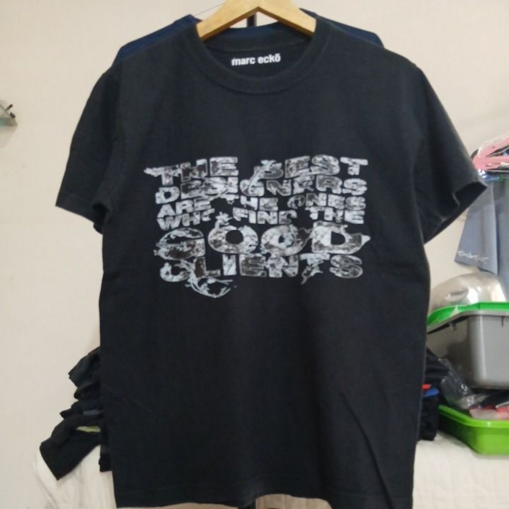 Kaos katun tebal warna hitam pekat kerah kencang built up tanpa jahitan samping MARC ECKO second siz