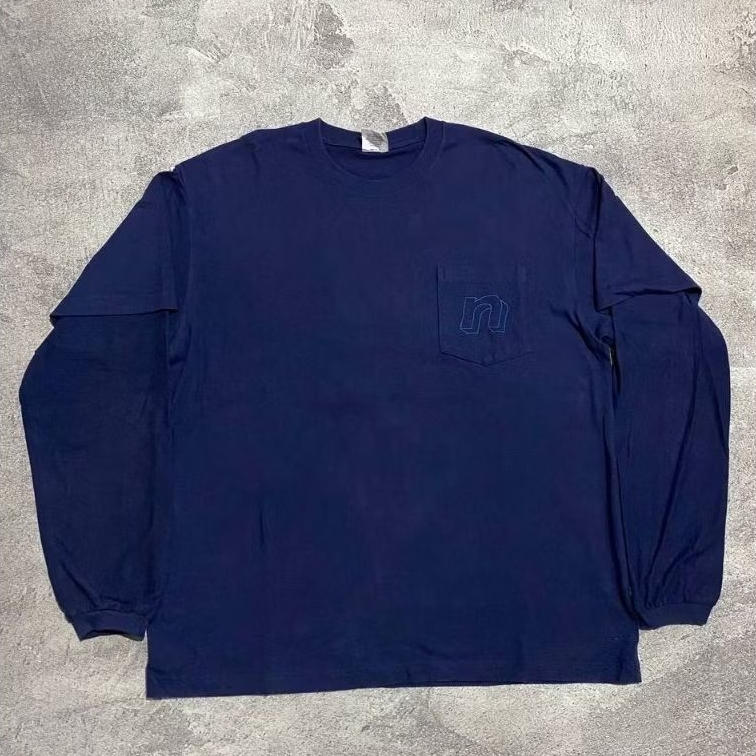 Kaos thisisneverthat kantong depan dengan logo bordir