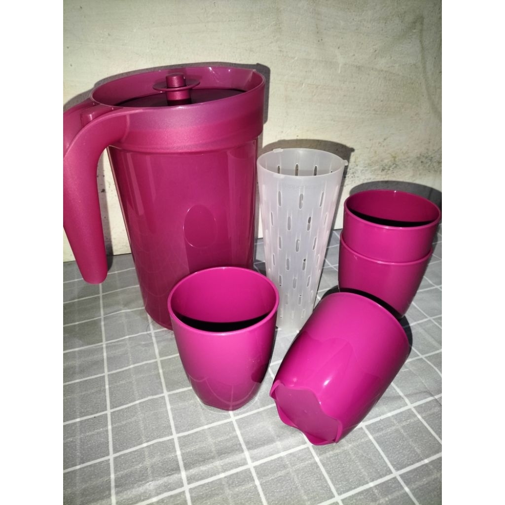 Tupperware Berries Pitcher & Tumbler Set berwarna magenta cerah.