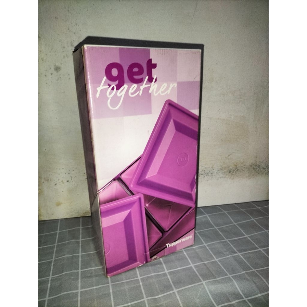 Tupperware Get Together berwarna ungu.