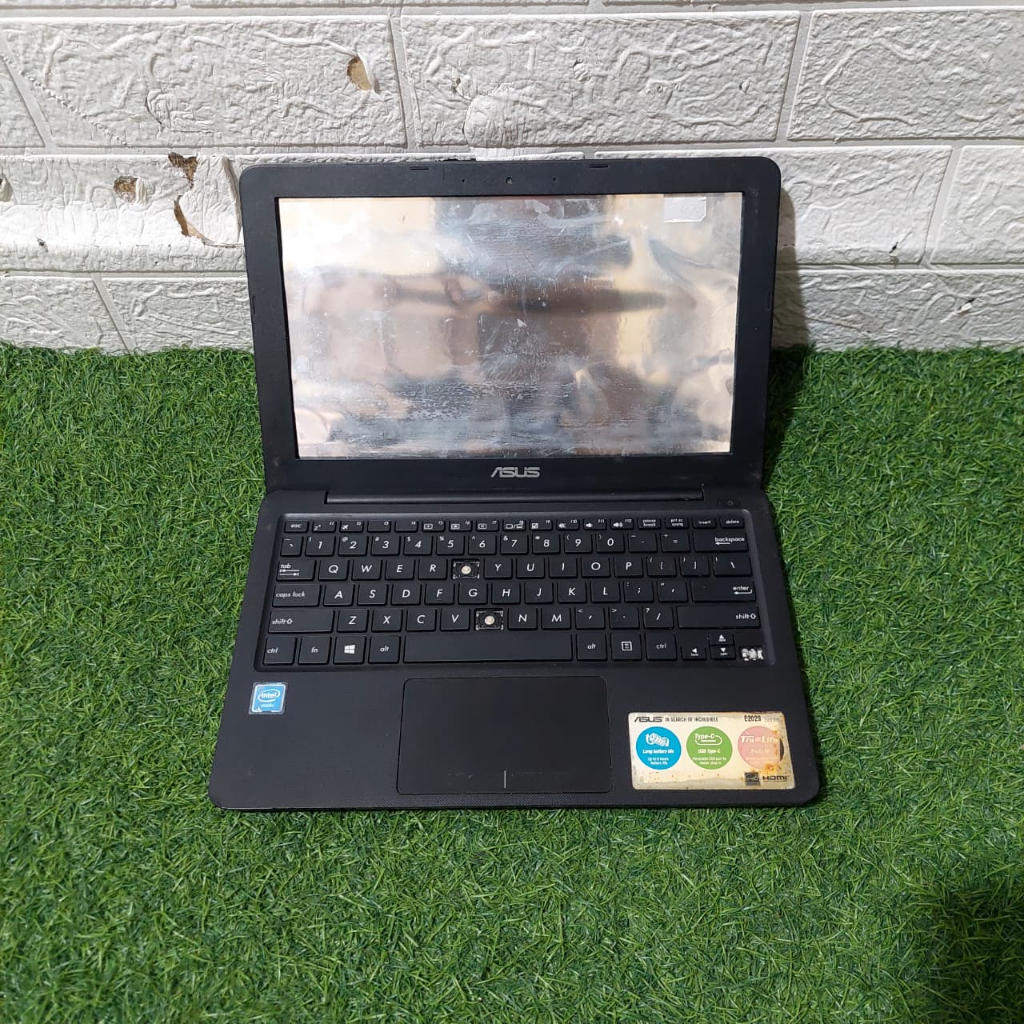 CASING NOTEBOOK ASUS E202S HITAM LECET BEKAS PAKAI