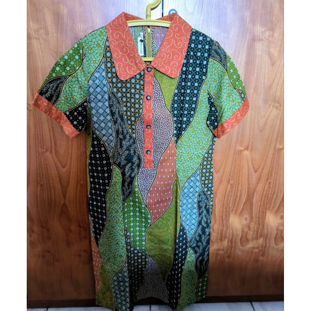 Batik Keris|Dress Batik Wanita Kerah Kemeja Lengan Pendek Motif Patchwork – Casual Elegan
