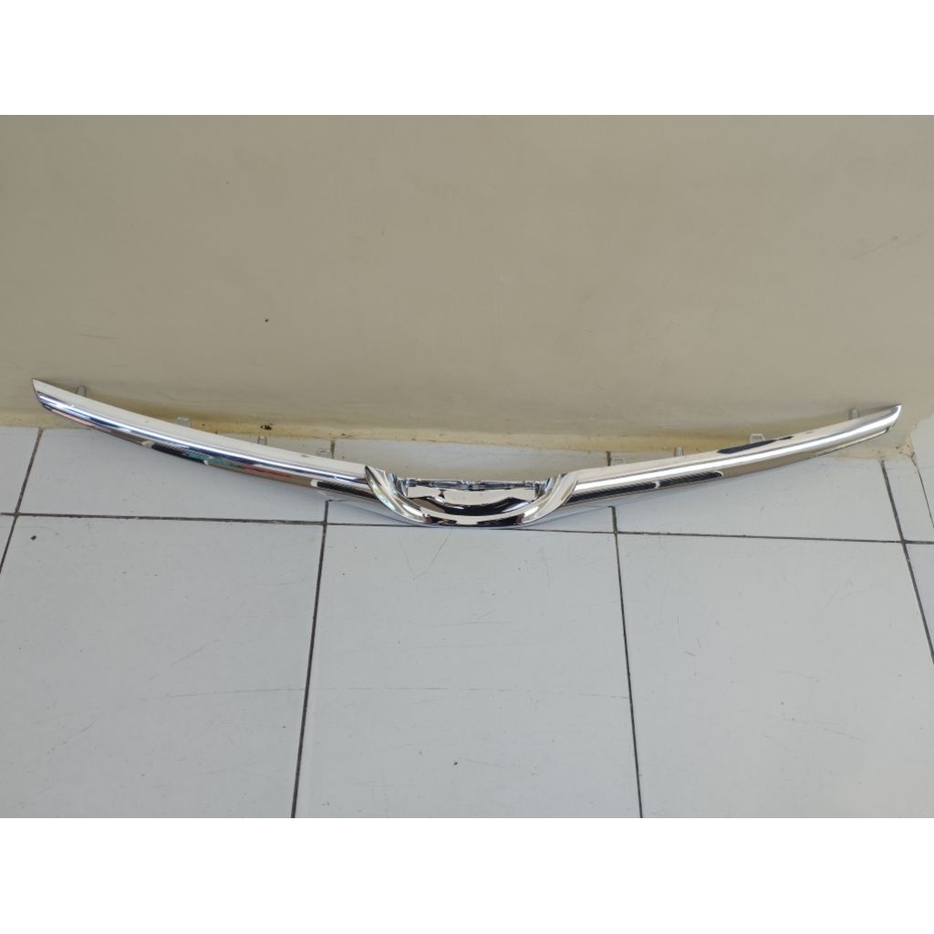 (Original)Lis grill Innova bagian atas 2010